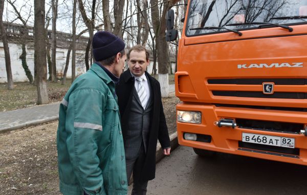 Глава администрации Феодосии общается с водителем уборочной машины
