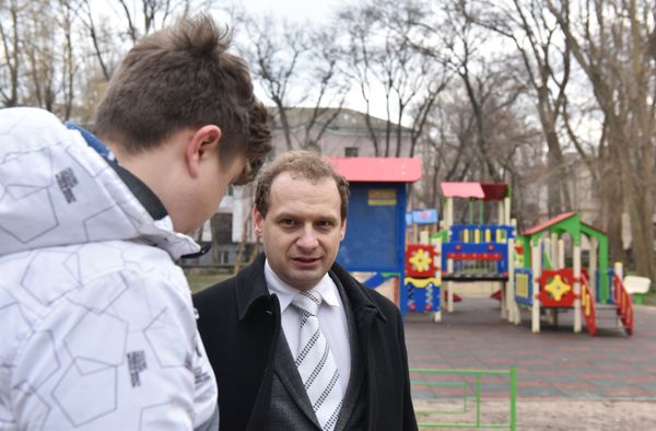 Глава Феодосии Сергей Фомич прогулялся с корреспондентом РИА Новости Крым по городу