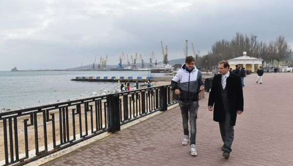 Глава Феодосии Сергей Фомич прогулялся с корреспондентом РИА Новости Крым по городу