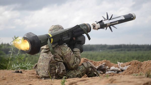 Американский военный производит выстрел из противотанкового ракетного комплекса Javelin