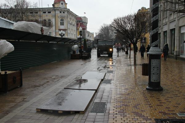 Провал тротуарной плитки на улице Карла Маркса, накрытый фанерой 