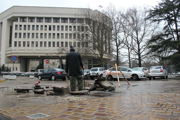 Участок асфальта провалился на перекрестке улиц Серова и Карла Маркса в Симферополе