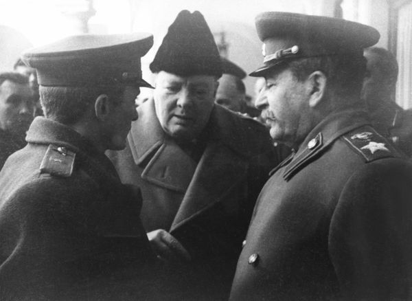 Ялтинская (Крымская) конференция союзных держав (4 - 11 февраля 1945). Беседа Маршала СССР Иосифа Виссарионовича Сталина (справа) с Премьер-министром Великобритании Уинстоном Черчиллем (в центре). Ялтинская (Крымская) конференция союзных держав (4 - 11 февраля 1945). Беседа Маршала СССР Иосифа Виссарионовича Сталина (справа) с Премьер-министром Великобритании Уинстоном Черчиллем (в центре).