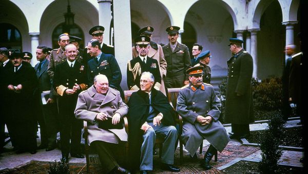 Лидеры антигитлеровской коалиции в Итальянском дворике Ливадийского дворца Лидеры антигитлеровской коалиции в Итальянском дворике Ливадийского дворца