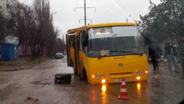 В симферопольской луже маршрутка ушла под землю