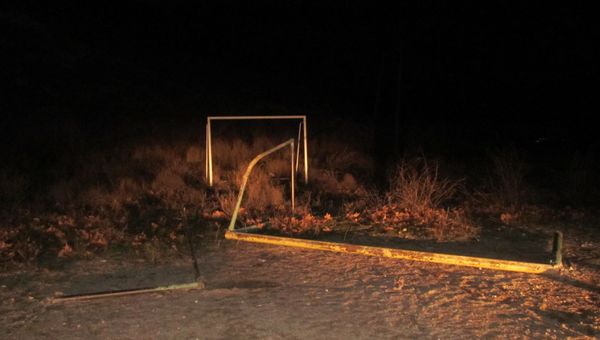 Старые футбольные ворота в Севастополе, под которыми погиб ребенок