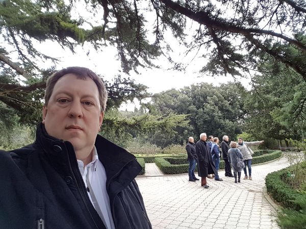 Селфи немецкого депутата Гуннара Линдеманна (Gunnar Lindemann) в Никитском ботаническом саду 