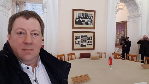 Селфи немецкого депутата Гуннара Линдеманна (Gunnar Lindemann) в Ливадийском дворце