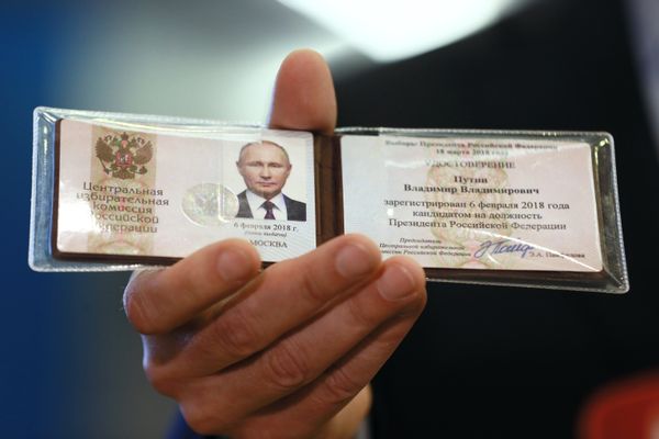 Удостоверение кандидата в президенты РФ Владимира Путина, выданное Центральной избирательной комиссией РФ. 6 февраля 2018