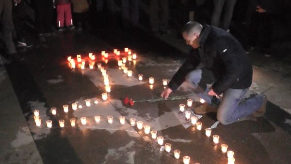 В Севастополе из свечей выложили самолет в память о погибшем в Сирии пилоте