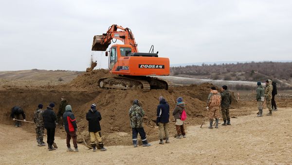 На стройплощадке севастопольского участка трассы Таврида работают около 60 рабочих На стройплощадке севастопольского участка трассы Таврида работают около 60 рабочих