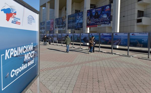  Выставка Крымский мост – Стройка века на площади Ленина в Симферополе