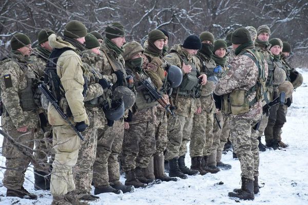 Военнослужащие ВСУ на линии разграничения в Донбассе