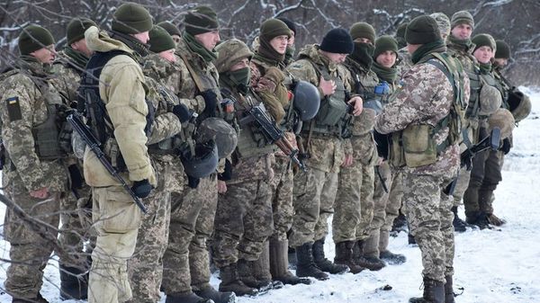 Военнослужащие ВСУ на линии разграничения в Донбассе