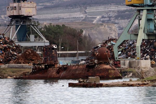 Подводная лаборатория Бентос 300 в Севастопольской бухте в районе Инкермана Подводная лаборатория Бентос 300 в Севастопольской бухте в районе Инкермана
