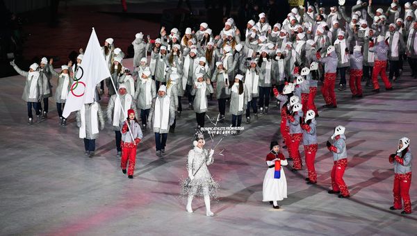 Российские спортсмены во время парада атлетов на церемонии открытия XXIII зимних Олимпийских игр в Пхенчхане Российские спортсмены во время парада атлетов на церемонии открытия XXIII зимних Олимпийских игр в Пхенчхане