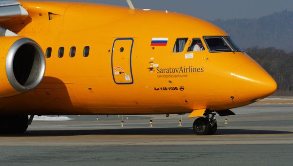 Самолет Ан-148-100В авиакомпании Саратовские авиалинии. Архивное фото