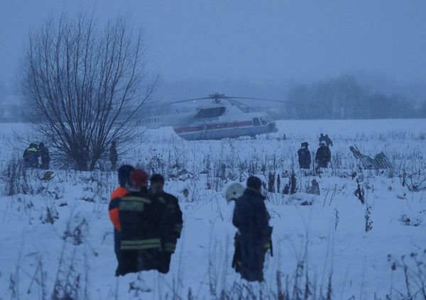 Спасатели на месте крушения самолета Ан-148 в Подмосковье. 11 февраля 2018 Спасатели на месте крушения самолета Ан-148 в Подмосковье. 11 февраля 2018