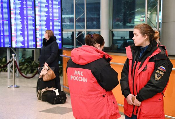 Сотрудницы МЧС России в аэропорту Домодедово. В Московской области потерпел крушение самолет Ан-148 авиакомпании Саратовские авиалинии, вылетевший из Домодедово в Орск. Сотрудницы МЧС России в аэропорту Домодедово. В Московской области потерпел крушение самолет Ан-148 авиакомпании Саратовские авиалинии, вылетевший из Домодедово в Орск.