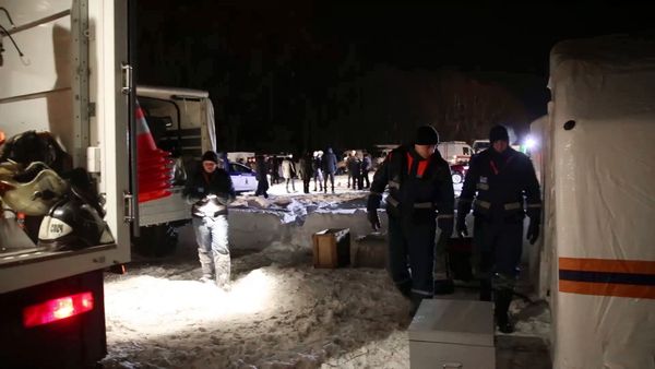 Сотрудники МЧС на месте крушения пассажирского самолета в Московской области Сотрудники МЧС на месте крушения пассажирского самолета в Московской области