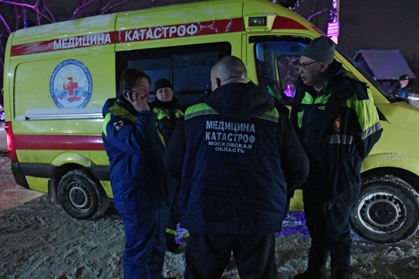 Сотрудники службы медицины катастроф в Раменском районе Московской области, где самолет Ан-148 Саратовских авиалиний рейса 703 Москва-Орск потерпел крушение 11 февраля 2018 года. Сотрудники службы медицины катастроф в Раменском районе Московской области, где самолет Ан-148 Саратовских авиалиний рейса 703 Москва-Орск потерпел крушение 11 февраля 2018 года.