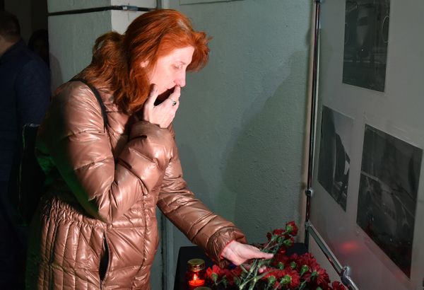 В Симферополе люди несут цветы в память о погибших в авиакатастрофе Ан-148 в Подмосковье