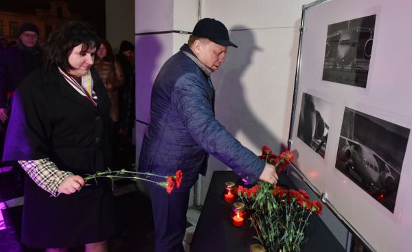 Мэр Симферополя Игорь Лукашев и замглавы администрации Ирина Бойко возложили цветы в память о жертвах авиакатастрофы в Подмосковье на площади им. Ленина в крымской столице