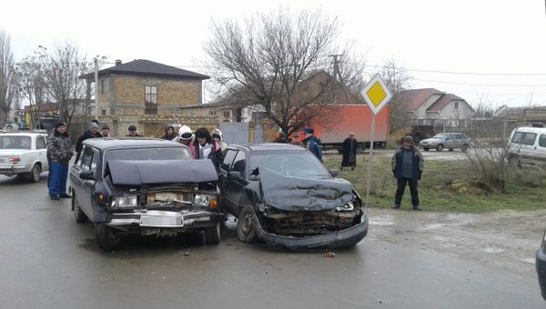 Столкновение автомобилей ВАЗ и Daewoo в Сакском районе
