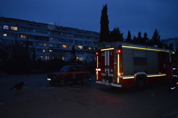 Автомобили МЧС на территории севастопольской школы, где произошел пожар