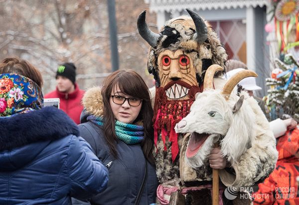 Прохожие фотографируются с ряженым