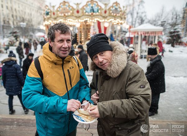 Туристы из Франции едят русские блины
