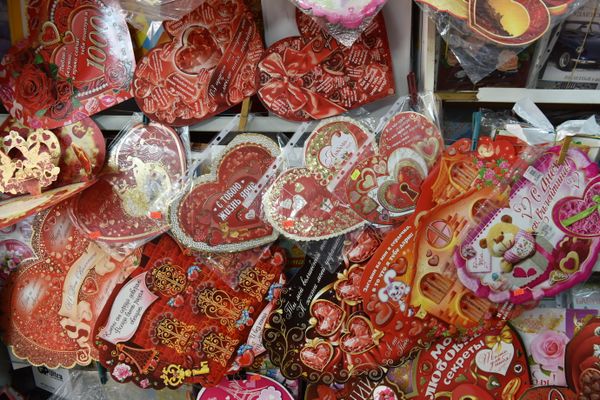 Продажа праздничной атрибутики ко дню святого Валентина в Симферополе