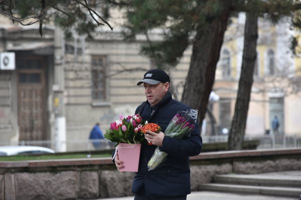 Мужчина с цветами в Симферополе. 14 февраля 2018
