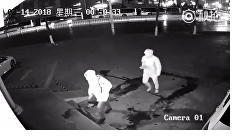 Запись неудачного ограбления с камеры наружного видеонаблюдения в Шанхае