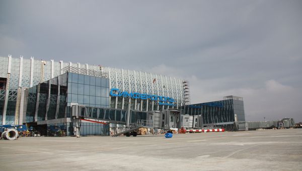 Телескопический трап в стиле Звездный войн в новом терминале аэропорта Симферополь Телескопический трап в стиле Звездный войн в новом терминале аэропорта Симферополь