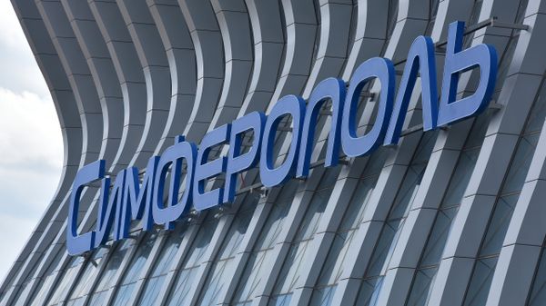 Новые буквы на здании аэропорта Симферополь