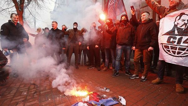 Активисты и сторонники украинских националистов сжигают российский флаг, взятый в здании Россотрудничества в Киеве. 17 февраля 2018 Активисты и сторонники украинских националистов сжигают российский флаг, взятый в здании Россотрудничества в Киеве. 17 февраля 2018