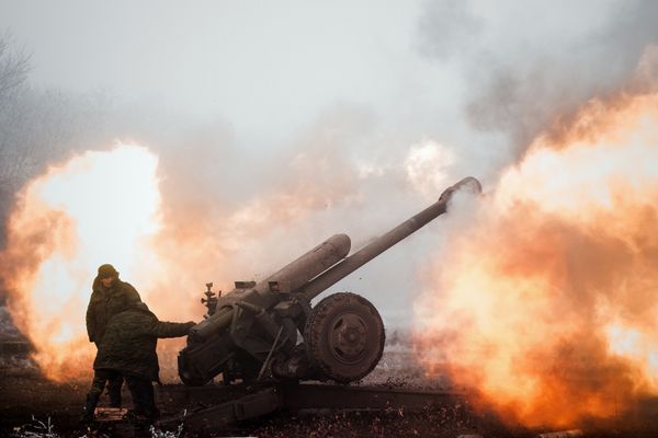 Ополченец Донецкой народной республики (ДНР) на передовой в окрестностях Дебальцево