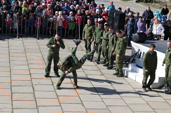 Моряки-черноморцы показывают приемы рукопашного боя на праздновании Масленицы в Севастополе Моряки-черноморцы показывают приемы рукопашного боя на праздновании Масленицы в Севастополе