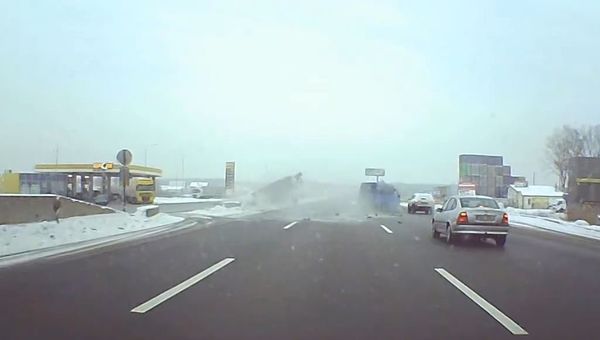 Столкновение автомобиля Нива и микроавтобуса под Киевом