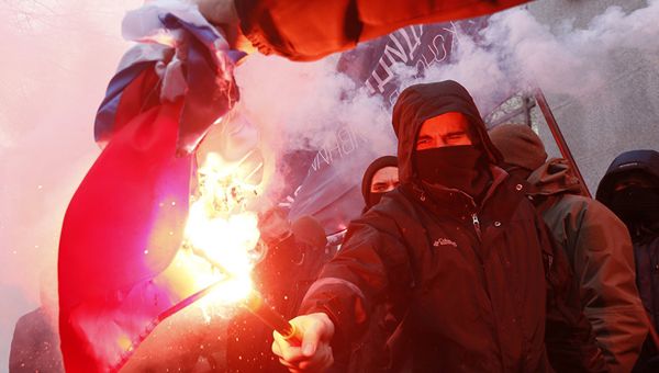 Радикалы сжигают российский флаг, изъятый в здании Россотрудничества в Киеве. 17 февраля 2018 Радикалы сжигают российский флаг, изъятый в здании Россотрудничества в Киеве. 17 февраля 2018