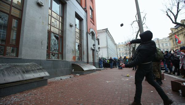 Радикалы громят здание Россотрудничества в Киеве