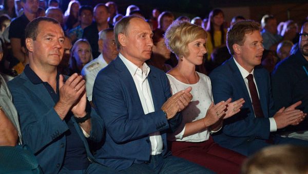 Рабочая поездка президента РФ В. Путина и премьер-министра РФ Д. Медведева в Севастополь