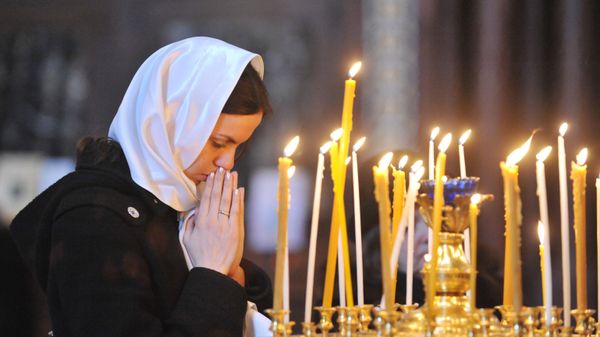 Православные верующие на утренней службе в Храме Христа Спасителя