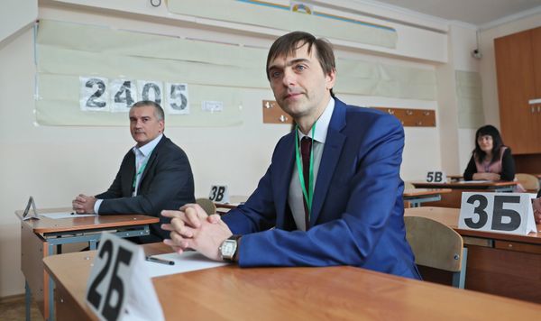 Всероссийская акция Единый день сдачи ЕГЭ родителями прошла в Симферополе. Глава Республики Крым Сергей Аксенов и заместитель министра науки и образования РФ, глава Рособрнадзора Сергей Кравцов