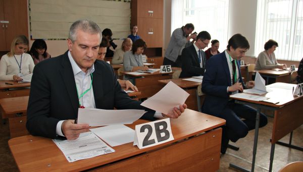 Глава Республики Крым Сергей Аксенов принял участие во всероссийской акции Единый день сдачи ЕГЭ родителями в Симферополе