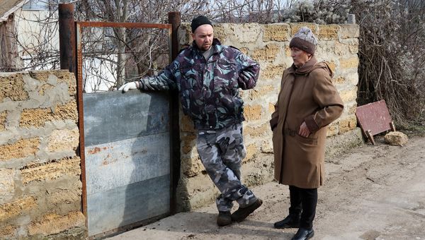 Председатель совета ветеранов с. Дальнего Надежда Макаренко и местный житель Андрей Баданин Председатель совета ветеранов с. Дальнего Надежда Макаренко и местный житель Андрей Баданин
