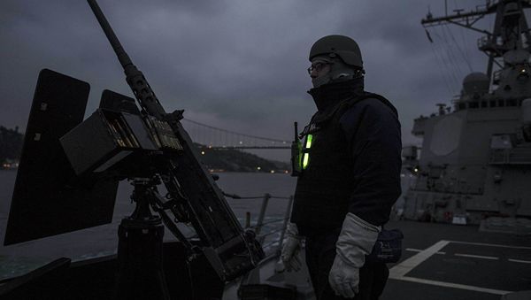 Американский военнослужащий на эскадренном миноносце ВМС США Карни