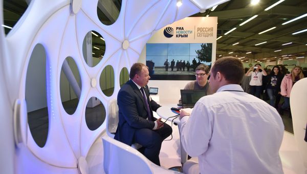 Глава комитета Госсовета по по санаторно-курортному комплексу и туризму Алексей Черняк (слева) на форуме Открытый Крым
