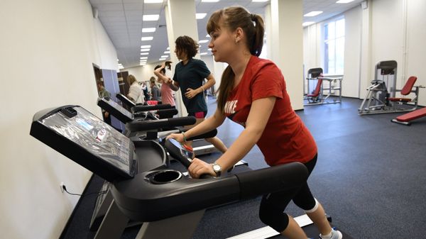 Студенты занимаются в спортивном зале